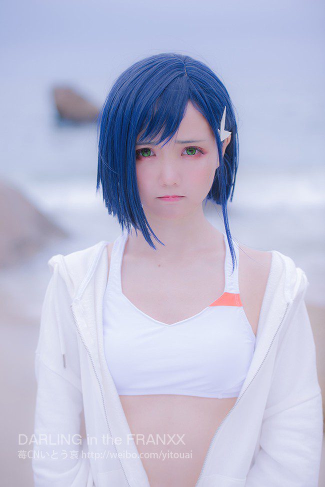 猫步她老公哀子 cos 作品 | 猫步她老公哀子 cos《DARLING in the FRANXX》莓