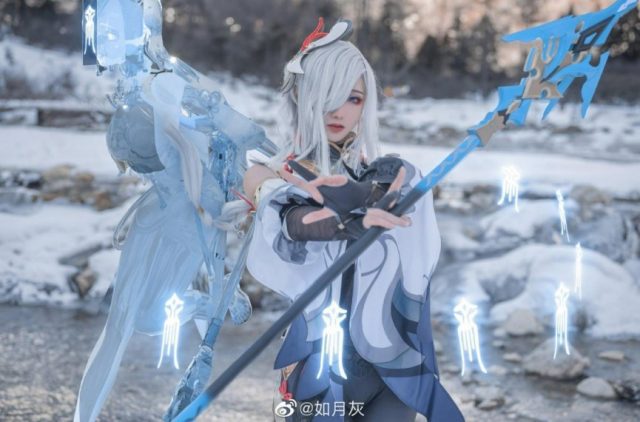 coser@如月灰在《原神》化身申鹤，性感迷人