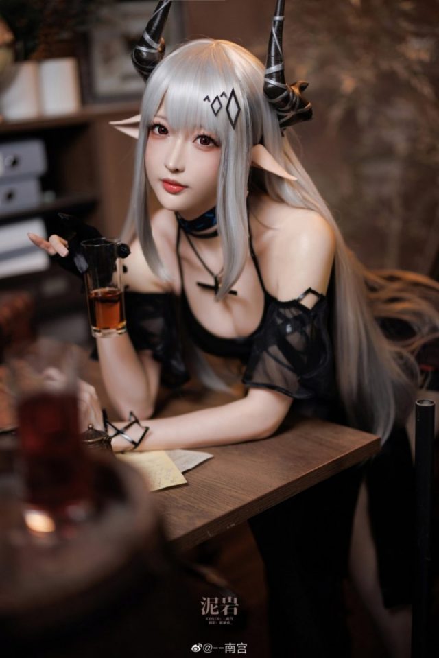 coser@南宫在《明日方舟》化身美丽动人的泥岩Mudrock