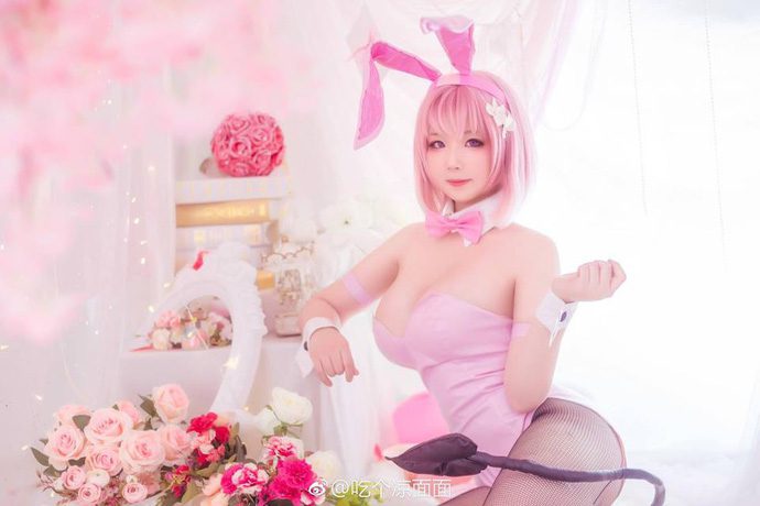 coser@吃个凉面面在《出包王女》化身粉红色的“兔女郎”梦梦·贝莉雅