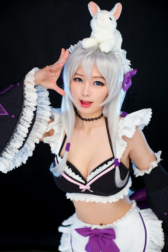 cosplay团体“Spiral Cats”在《灵魂武器》中的美丽角色扮演