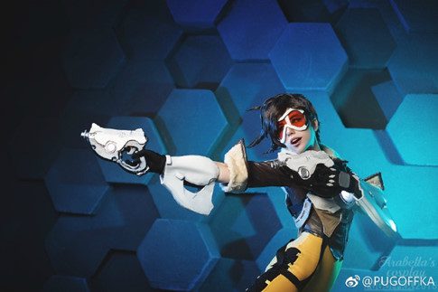 coser@PUGOFFKA在《守望先锋》化身迷人的“猎空者”Tracer