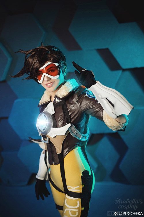 coser@PUGOFFKA在《守望先锋》化身迷人的“猎空者”Tracer