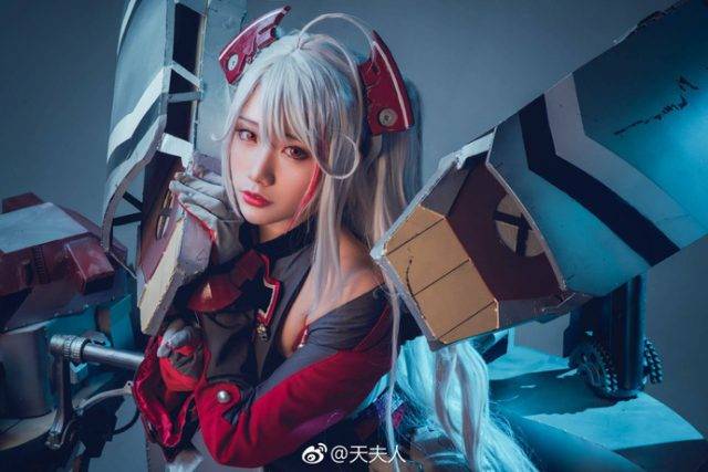 天夫人欧根亲王cosplay照片曝光，性感魅力打动《碧蓝航线》粉丝！-1