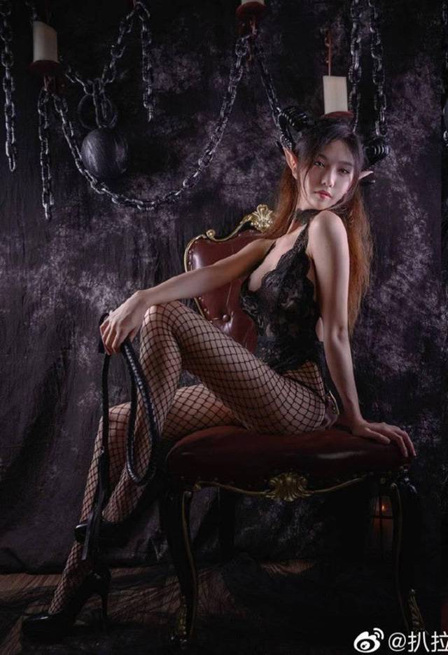 密室中的诱惑：coser Eiuo_扒拉变身性感的“兔女郎版”魅魔-1