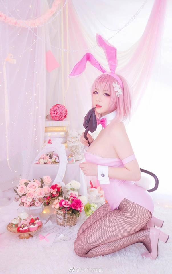 性感迷人的《出包王女》coser吃个凉面面化身的粉红色兔女郎梦梦·贝莉雅cos作品-1
