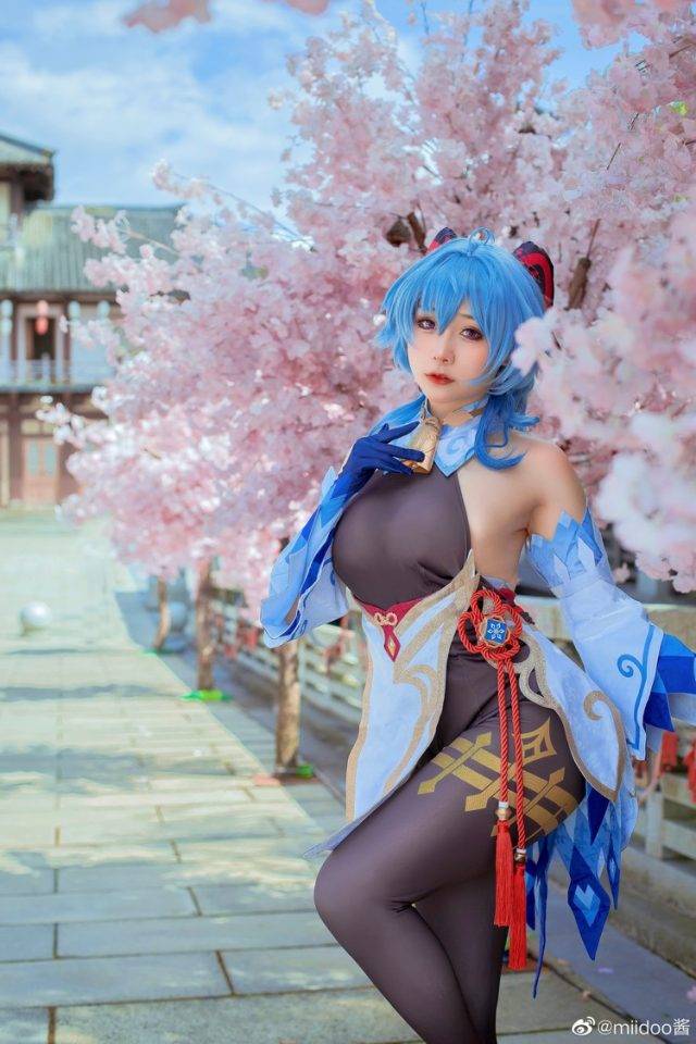 女coser@miidoo酱在游戏《原神Impact》中的甘雨COSPLAY-1