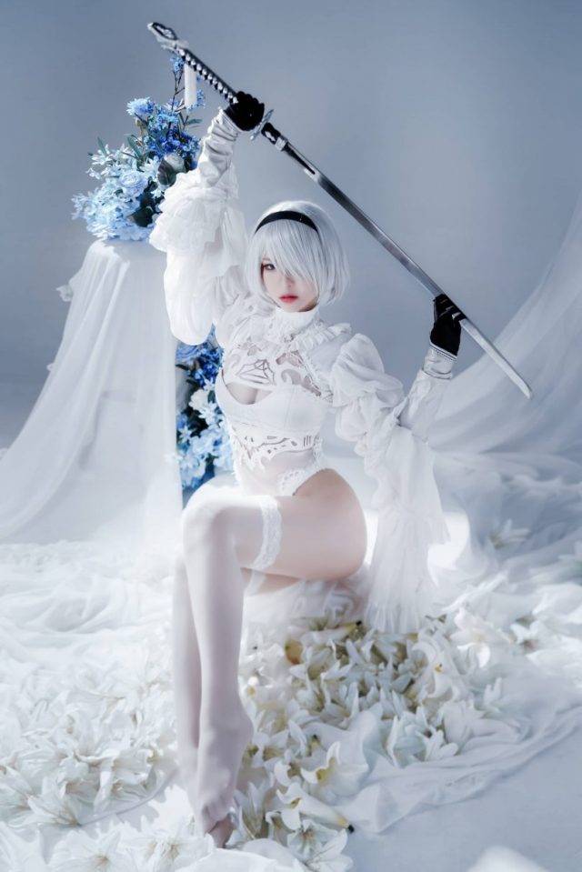 coser@半半子在《尼尔：机械纪元》中化身“洁白”的尤尔哈2B-1