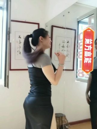 抖音@小阿姨大王 会议室土豪定制热舞回顾预告，重温土豪定制的奢华风采