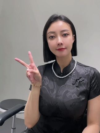 果儿Victoria化身女教师，仿佛真的置身于教室之中