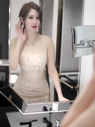 中国大胸美女模特周妍希个人写真艺术照图片集，高颜值与艺术感并存