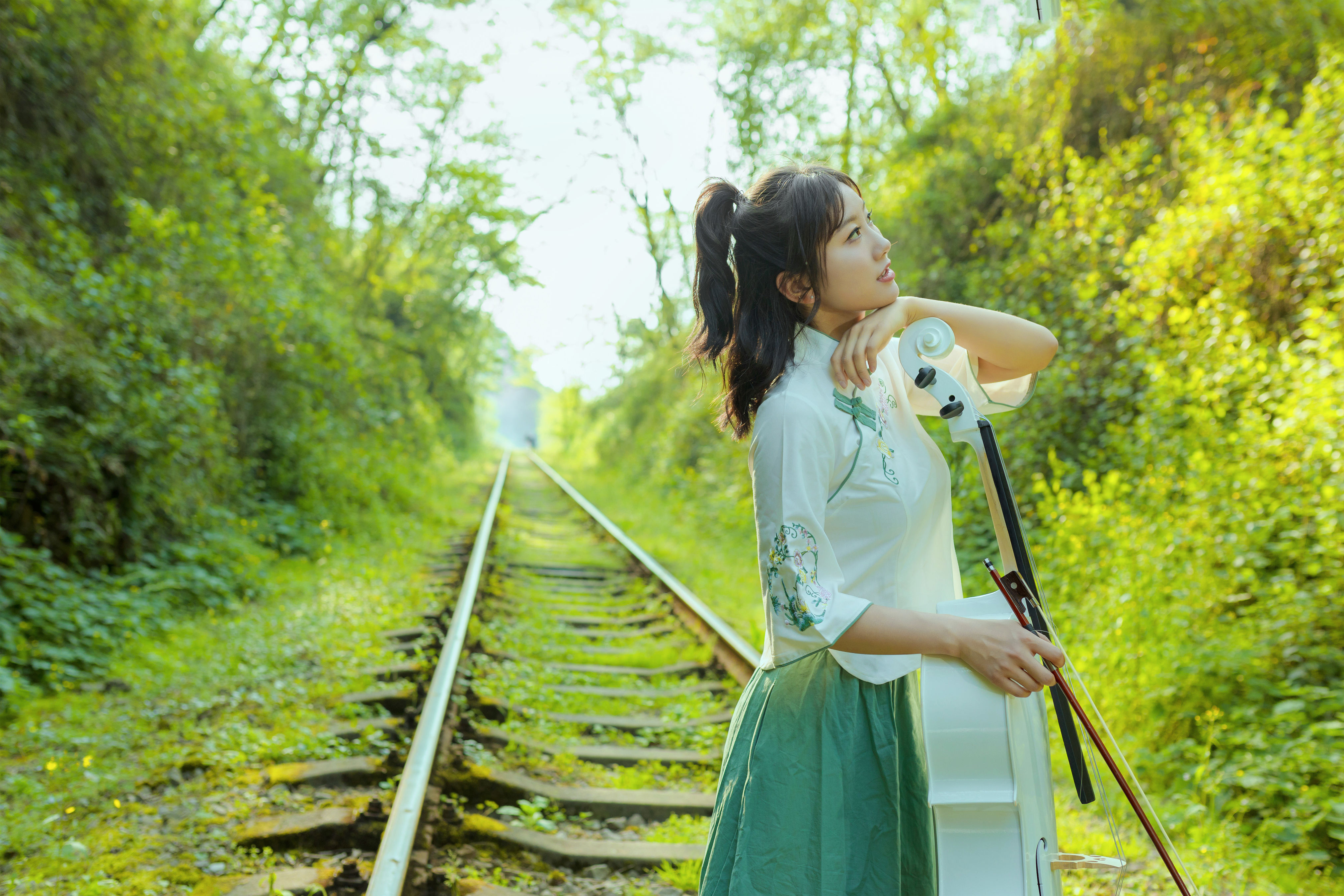 铁路人像 摄影 人像 姑娘 绿色 小清新 文艺